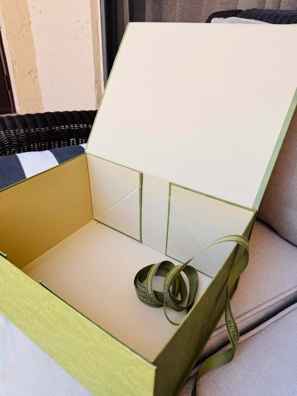 Gucci Green Paisley Gift Box with Branded Ribbon - Picture 2 of 10
